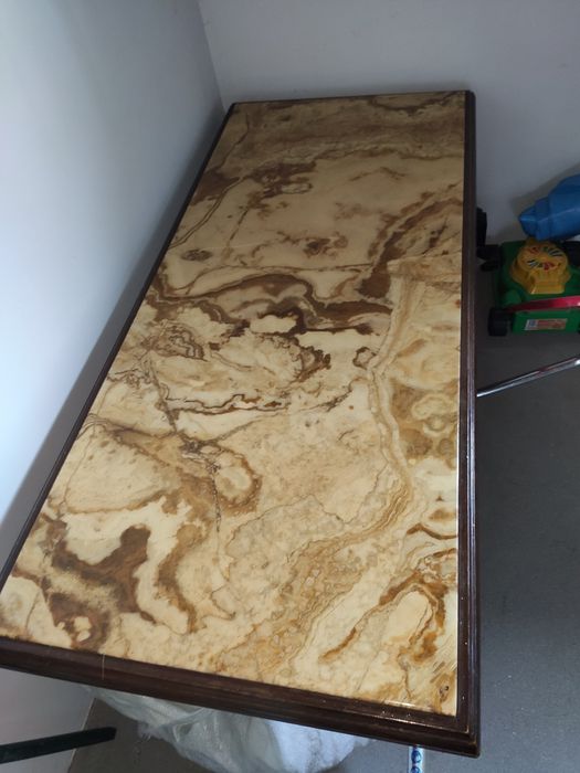 Dębowa ława z blatem marmurowym.