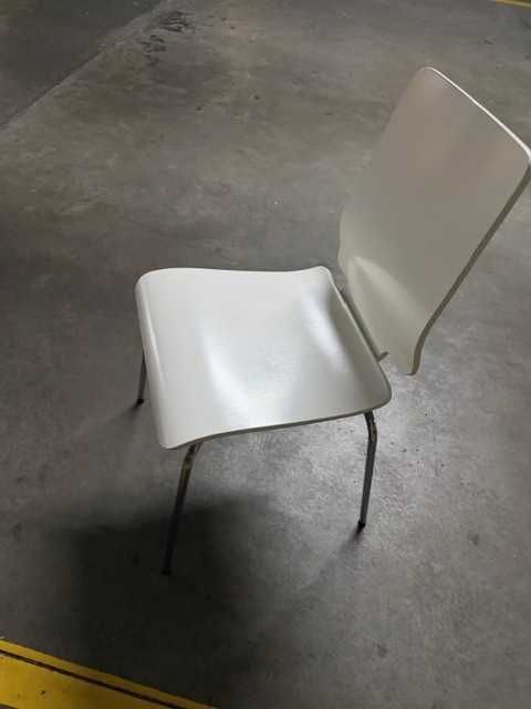 Cadeira IKEA Branca – Como Nova | Design Moderno