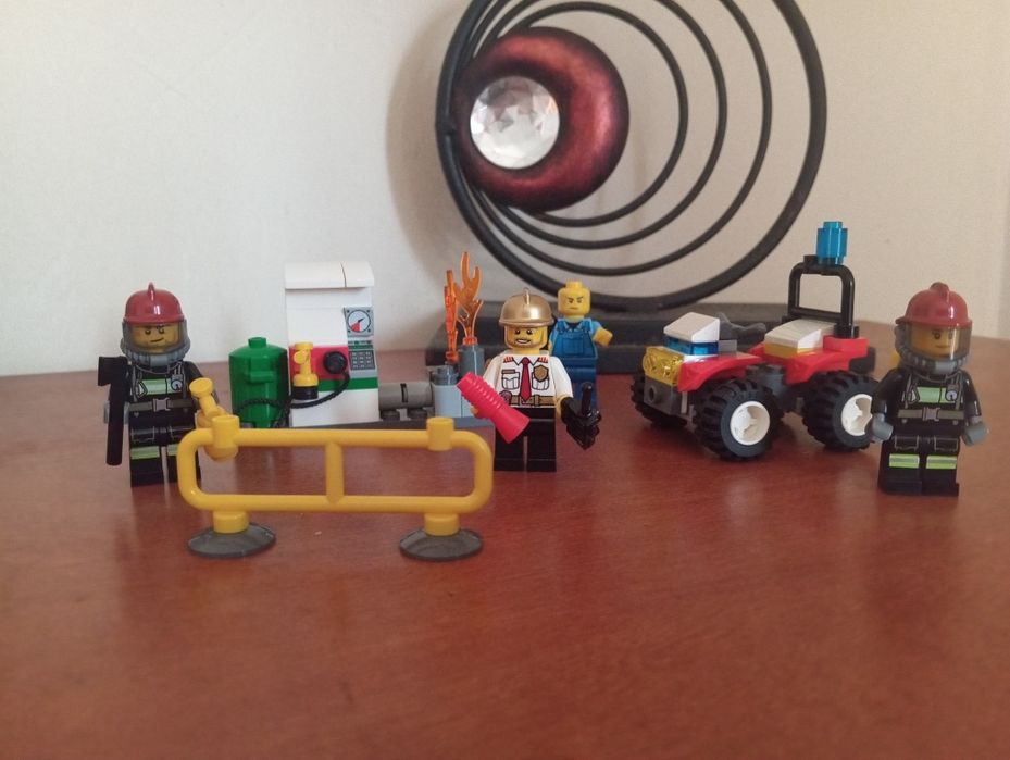 LEGO® City -  ( 60088 ) Conjunto iniciante combate a fogos e incêndios