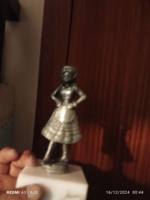 Estátua de uma varina em bronze ou latão