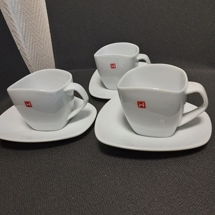 Filiżanki białe z talerzykiem