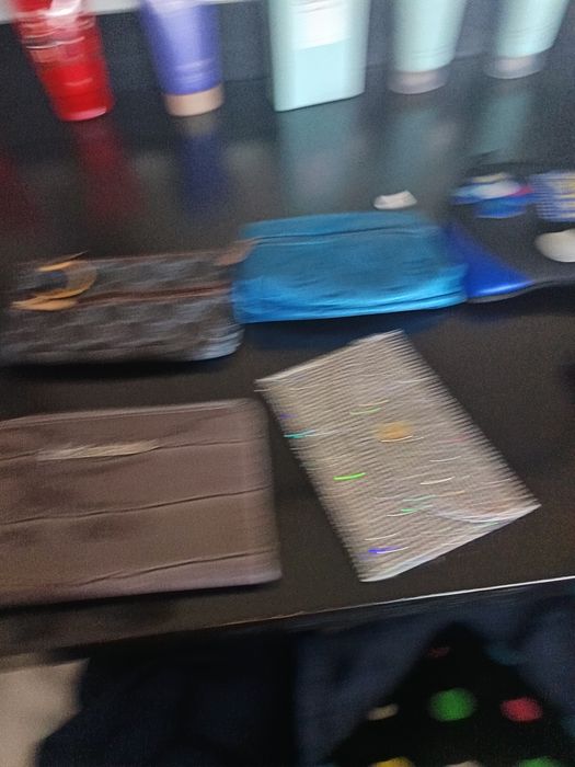 Bijuteria e bolsas de 3 a 6 euros