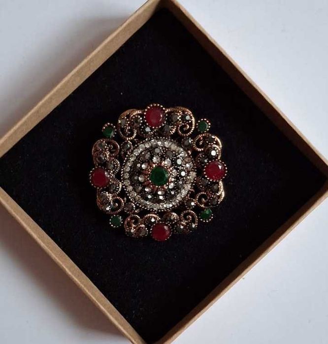 Spektakularna burgundowo zielona broszka w stylu vintage