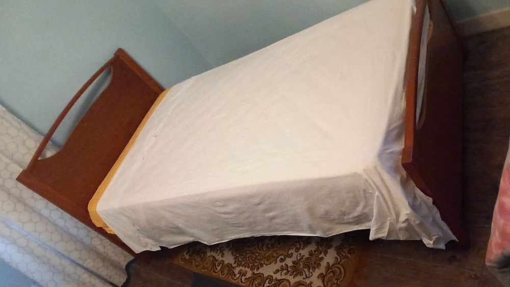 Cama de solteiro com colchão. BOM ESTADO