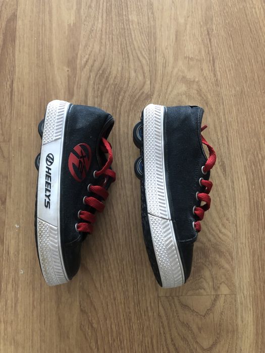 Tenis com rodinhas Heelys pretos e encarnados