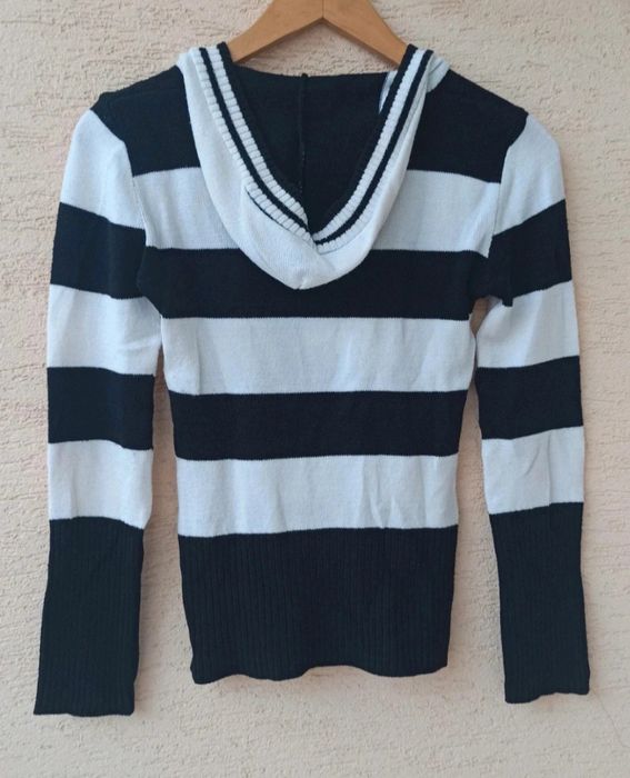 Camisola às riscas capuz