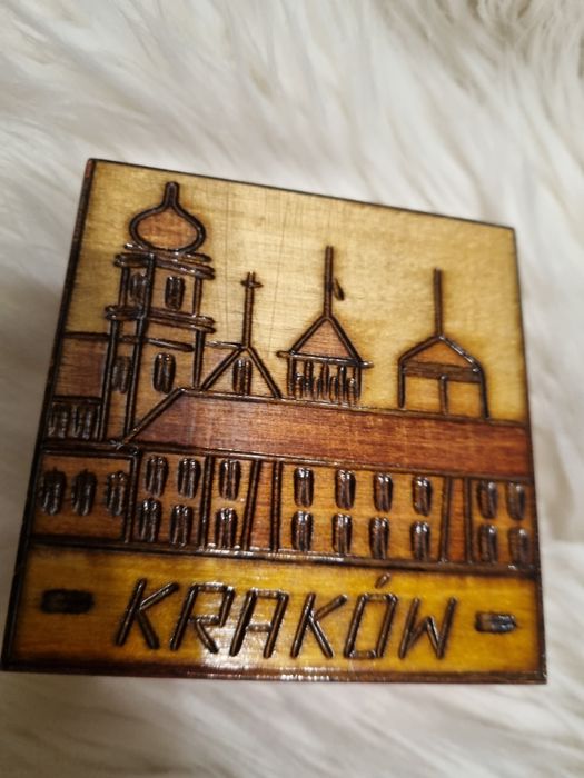 Drewniana mała  szkatułka ns biżuterię