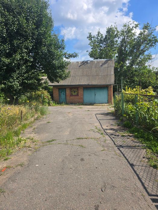 Продається 2-кімнатна квартира з ділянкою, гаражем та господарськими будівлями (м. Гайсин)