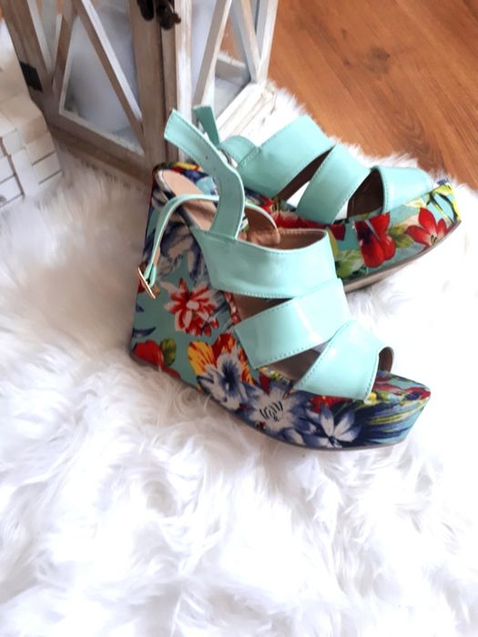 Miętowe buty na koturnie floral