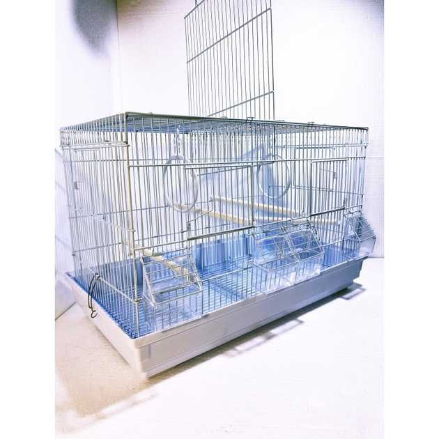 Просторная клетка для двух птиц/попугаев со съемной перегородкой.AV520