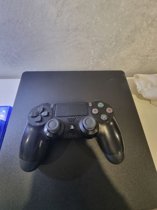 Ps4 slim 500gb z oryginalnym padem oraz 2 grami