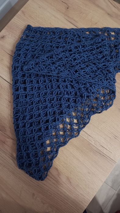 Szydełkowany szal wełniany
