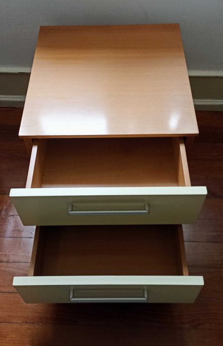 Mesa de cabeceira ou de escritório com rodas