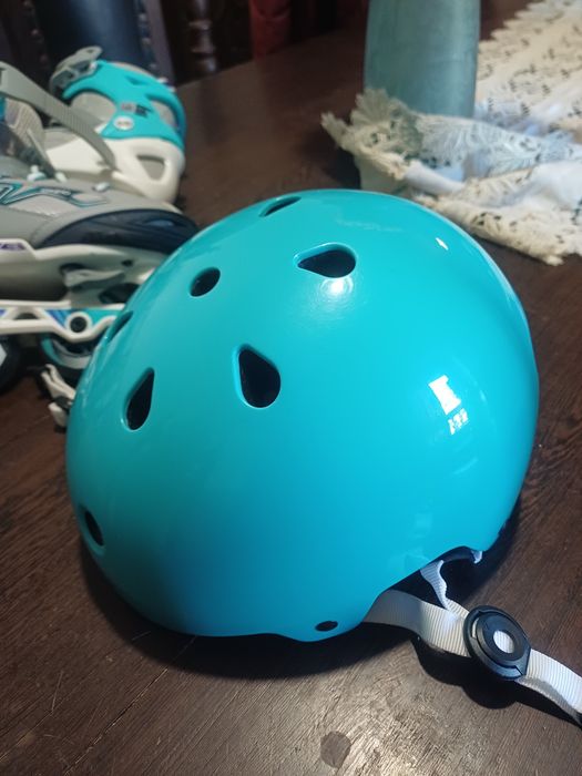 Patins em linha com capacete de proteção