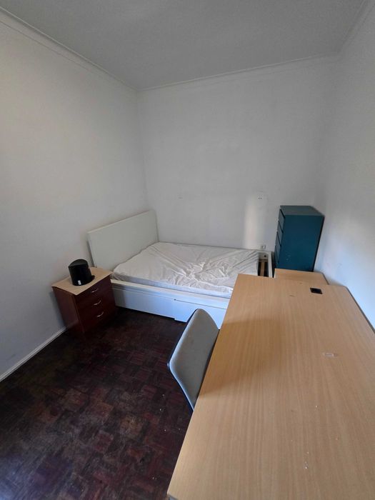 Quarto Grande para Individual, Casal ou Partilhado SEM CALÇÃO