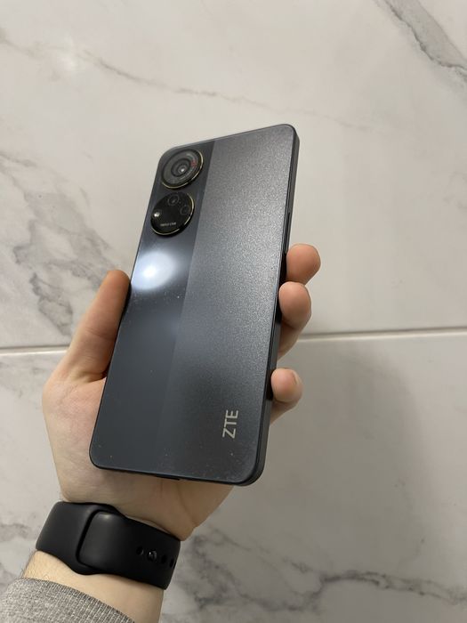 Мобільний телефон ZTE V40S 128 GB Опис