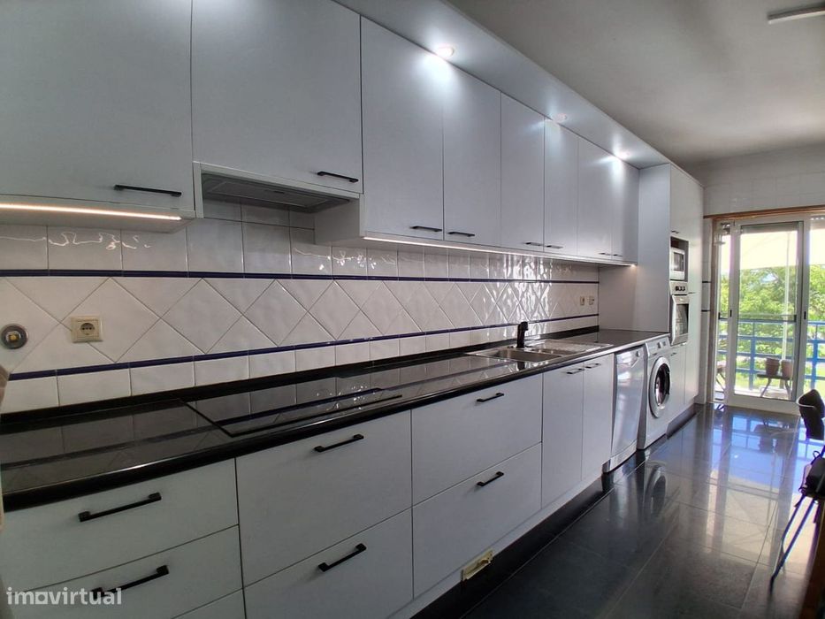 Apartamento T3 com varanda em Carcavelos