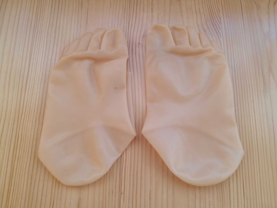 Носки латексные с пальцами, телесного цвета, размер M.