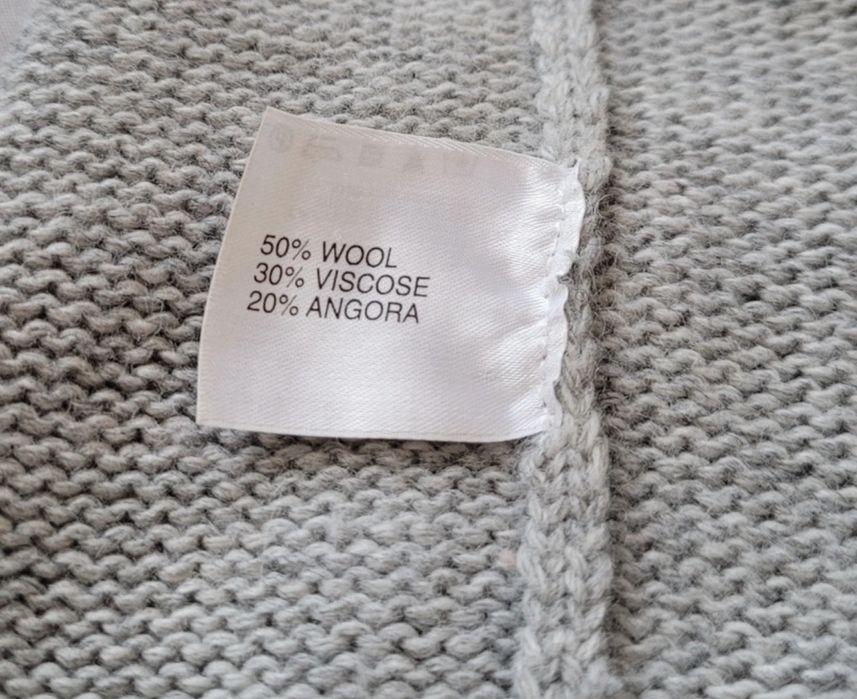 Sweter wełna i angora z pięknymi guziczkami na plecach