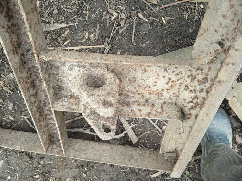 Рама від тракторного причіпа