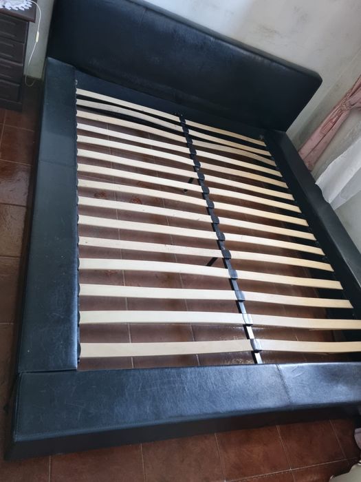 Cama de casal preta