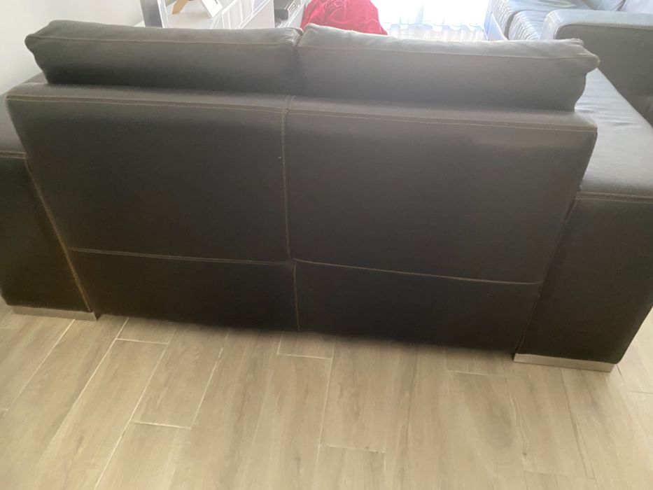 2 Sofás em pele, usados