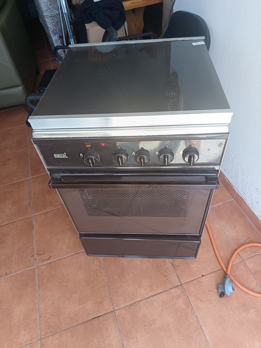 Fogão a gás e elétrico