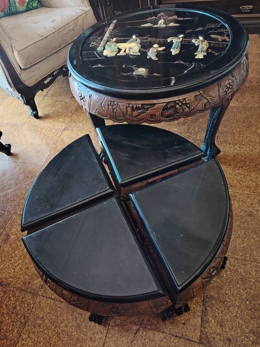 Mesa Oriental em Madeira trabalhada com 4 Bancos