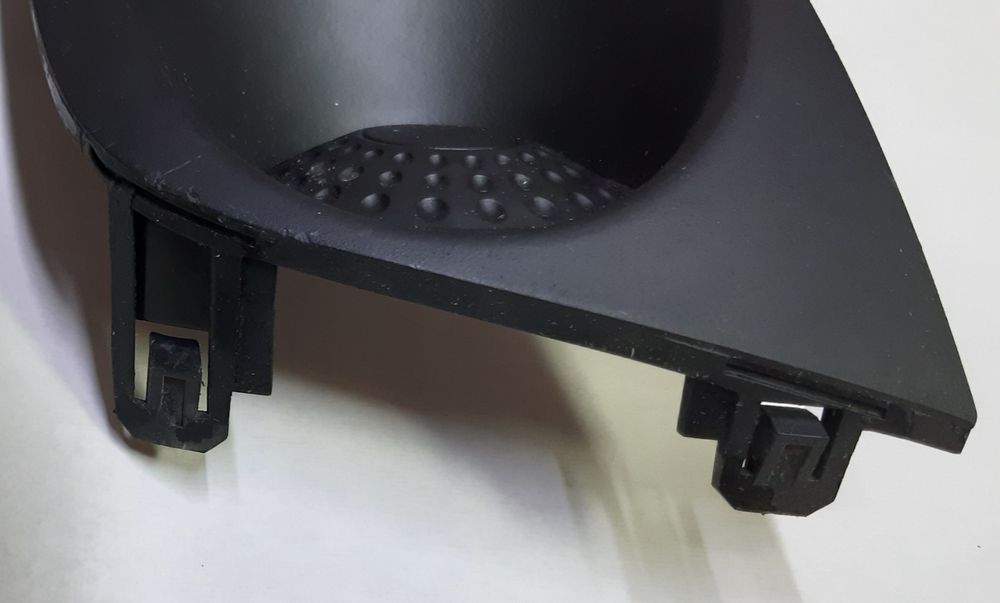 Решітка бампера, заглушка противотуманки ліва NISSAN TIIDA 62257EM30A