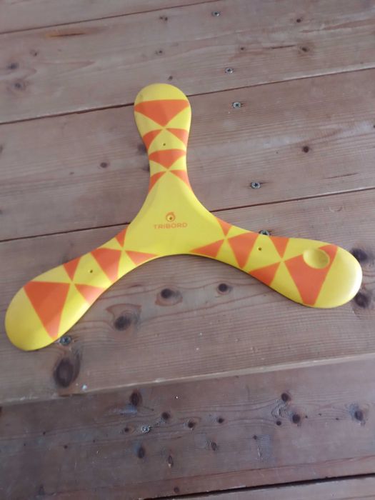 Boomerang laranja e amarelo