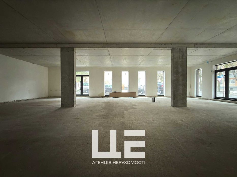 Продаж комерційного приміщення. 204кв.м. Фасад. вул. Окружна 43.