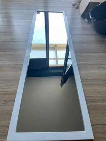 Lustro wiszące w białej ramie 120 x 35 cm