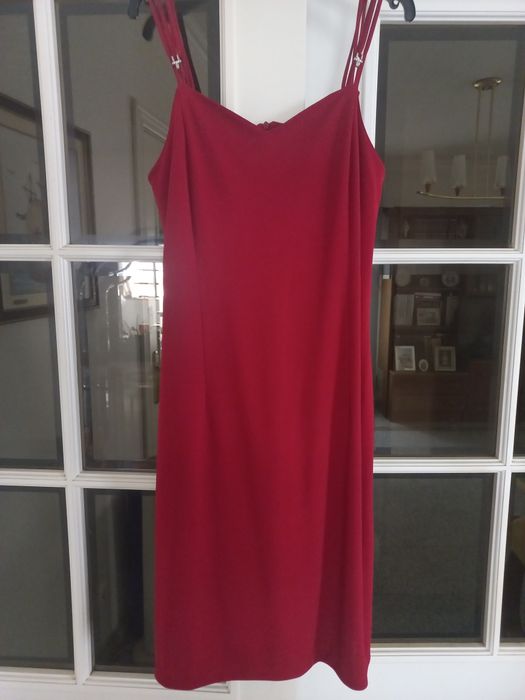 Vestido  bonito e elegante, 38 em bordeaux, com alcinhas, nos ombros e fecho atrás. Impecável