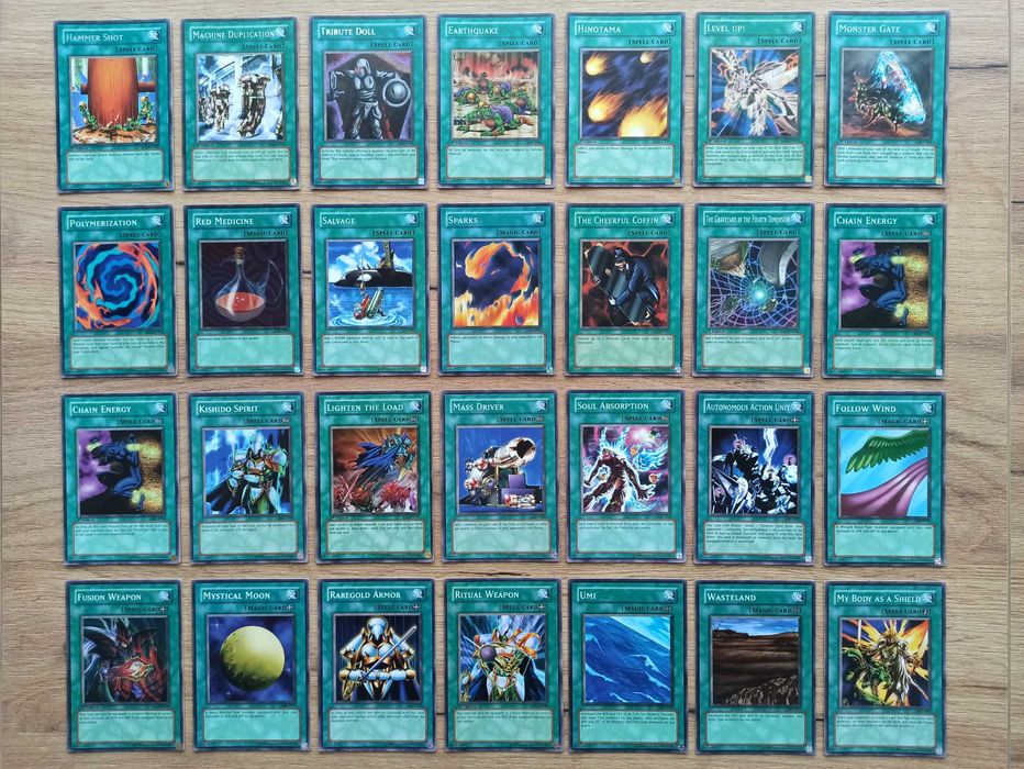 121 oryginalnych kart do gry Yu-Gi-Oh! z boosterów
