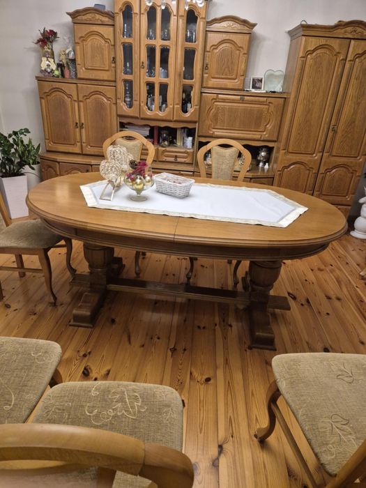 Duży, masywny drewniany stół