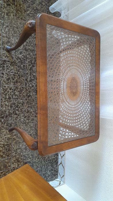 Mesinha de apoio em madeira com palhinha e vidro. 57cm de altura comprimento 70cm e 45 largura.
