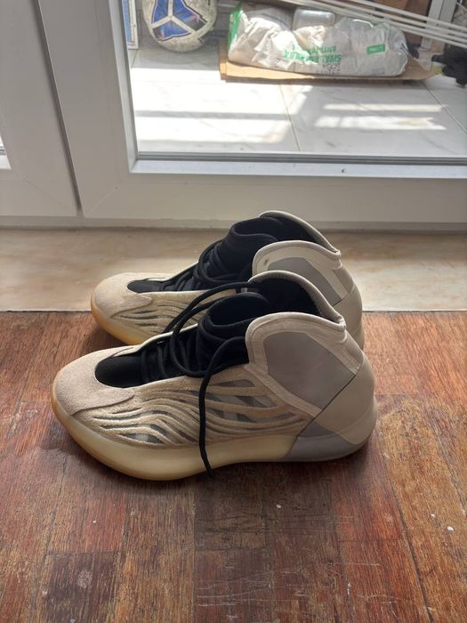Yeezy Men's Quantum Performance-Ready Sneakers - Quântico / Yeezy QNTM Basketball.