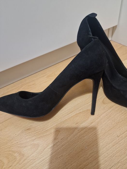 Sapatos de salto fino