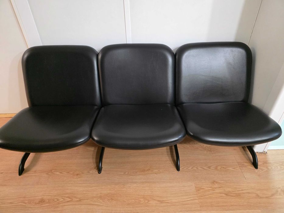 Conjunto de 3 sofás  e uma mesa de apoio de sala de espera