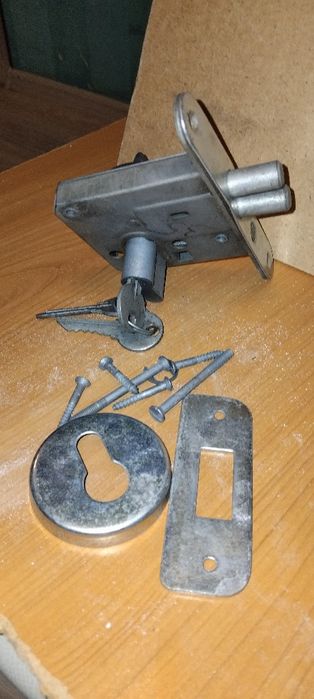 Продам врезной замок ключ-вертушка.