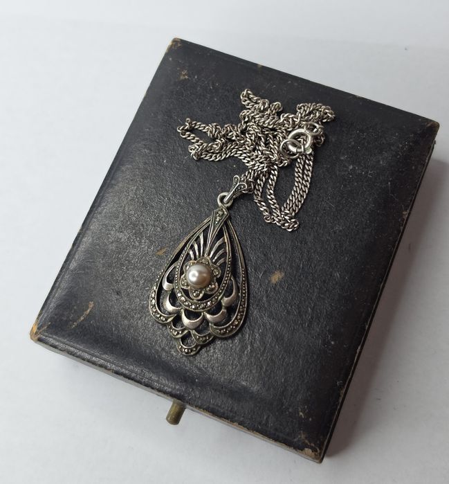 Art Deco zawieszka srebrna z perłą i markazytami srebro 835