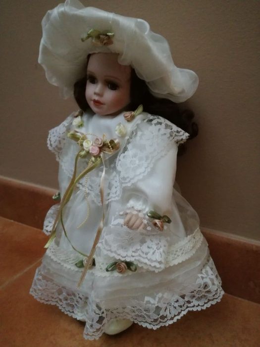 Vende-se Boneca de Porcelana
