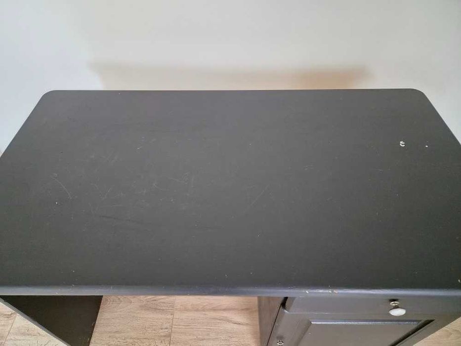 biurko sosnowe, 110x60x75, pomalowane na czarno, do odświeżenia