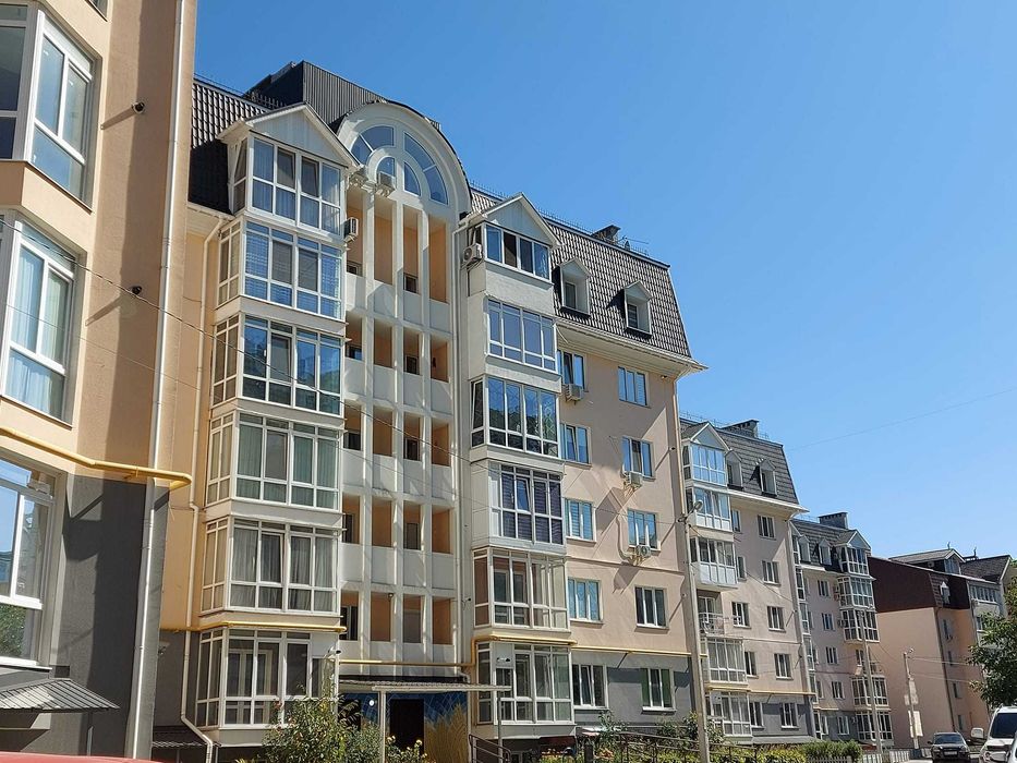 Паркомісце закритого типу по вул. Стрілецька. Ворота, світло.