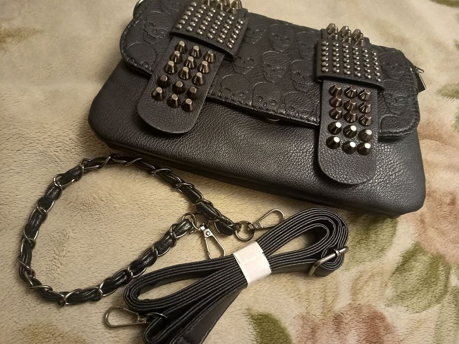 Сумка з черепами та шипами