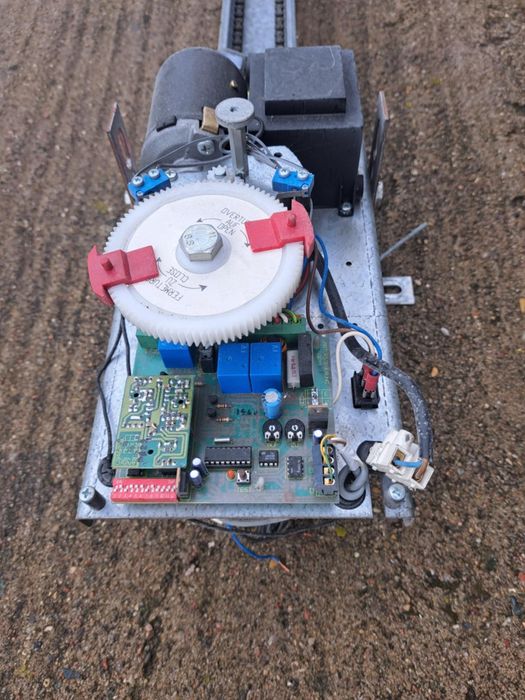 Automat do bramy garażowej  szyna 3m