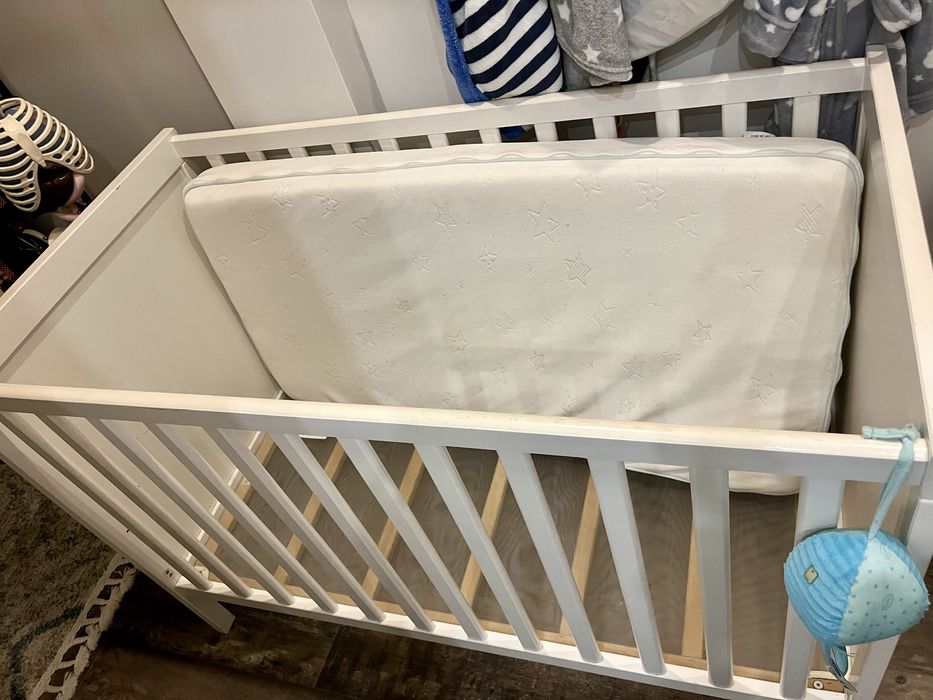 Berço + colchão + roupa de cama + resguardos