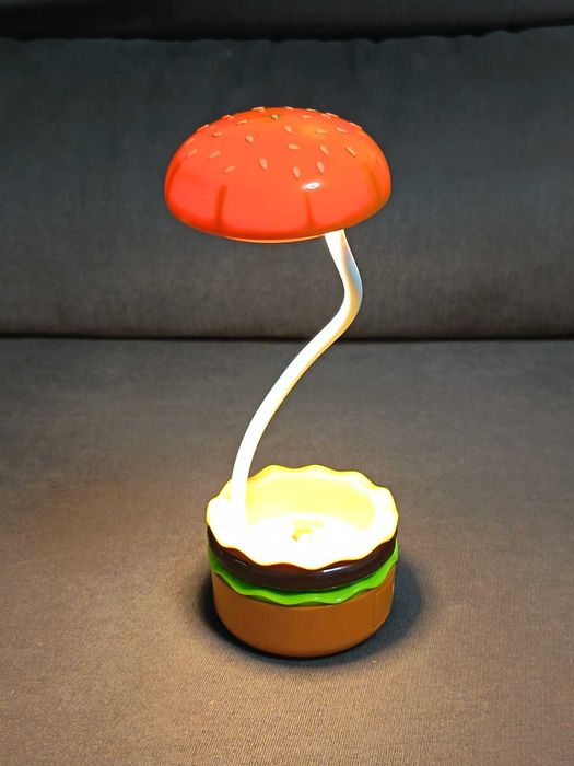 Candeeiro de mesa em formato de hambúrguer com afia-lápis.