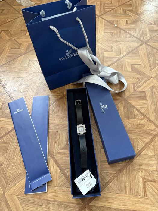Swarovski годинник