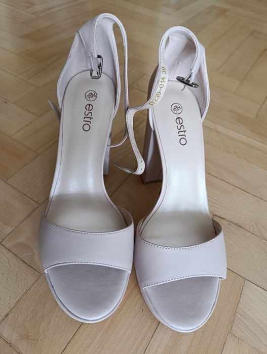 Жіночі босоніжки шкіряні на каблуку Estro Нові бежеві